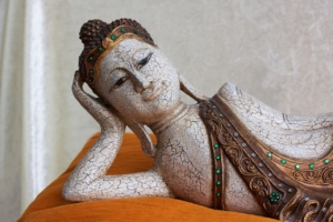 Bouddha couché yoga pour diminuer la fatigue